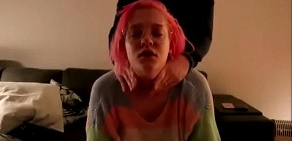  Novinha de cabelo rosa dando para o namorado (EN)